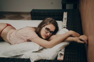Une petite jeune binoclarde vient de partir de chez ma copine