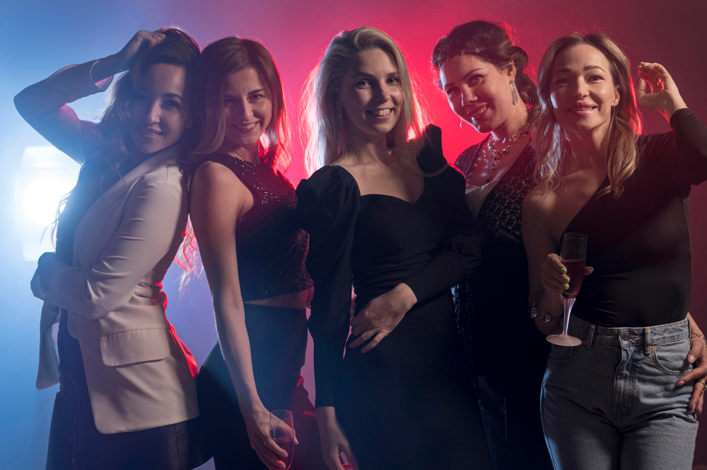 Comment aborder une fille dans un groupe